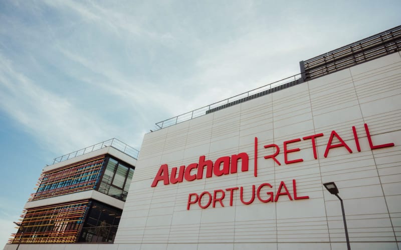 Façade de l'entreprise française AUCHAN au Portugal. 