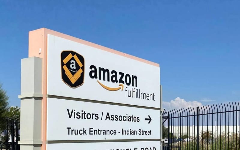 Panneau indiquant la direction des bureaux d'amazon. 