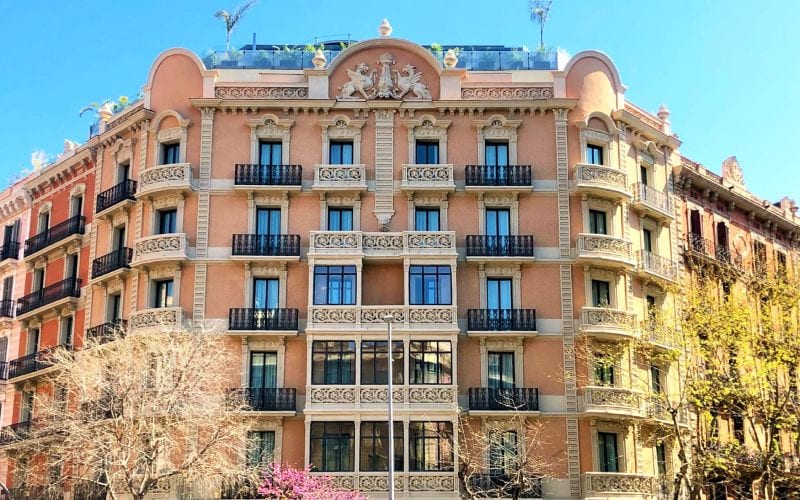Façade d'appartements traditionnels à Barcelone, sous le soleil. 