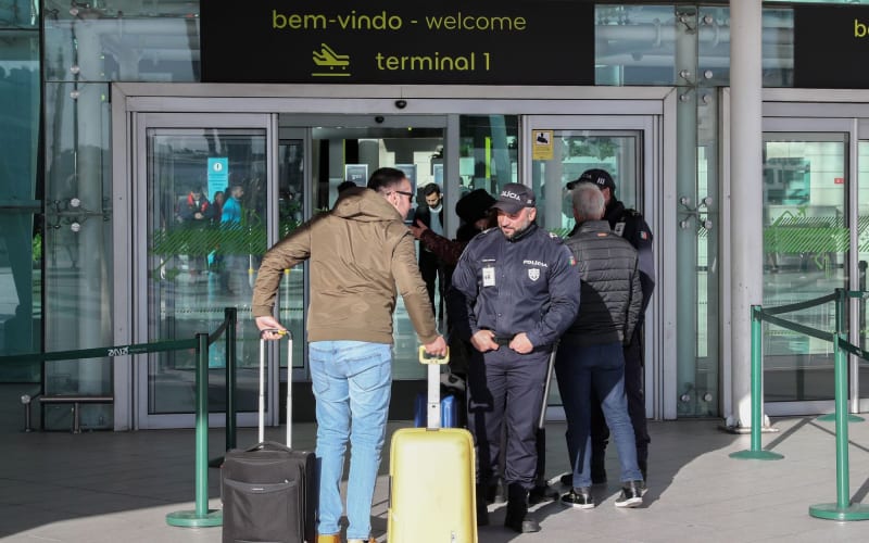 L'arrivée à l'aéroport du Portugal avec la police vérifiant les bagages. 