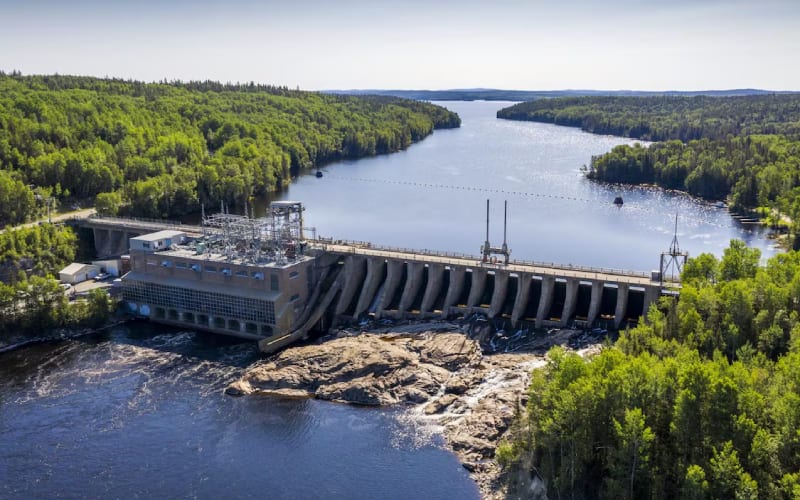 Un barrage hydraulique moderne au Canada. 