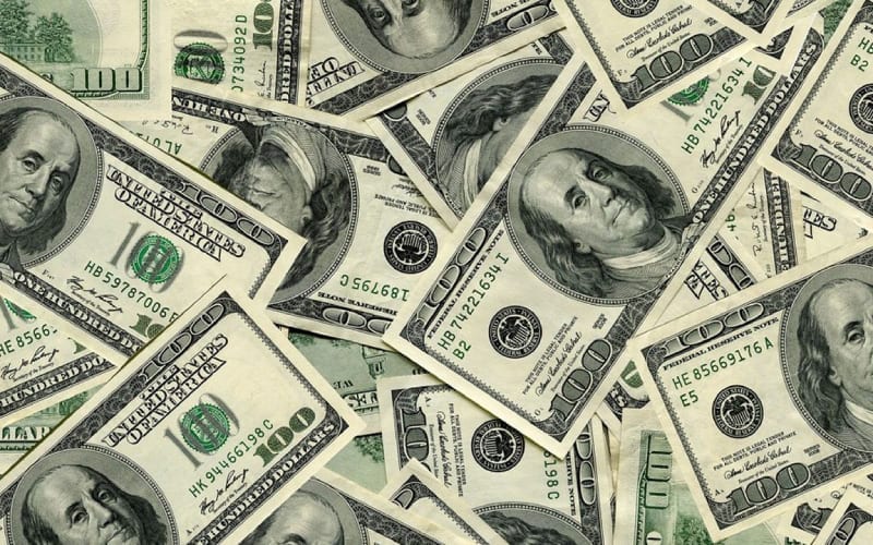 Des billets de dollars américains. 