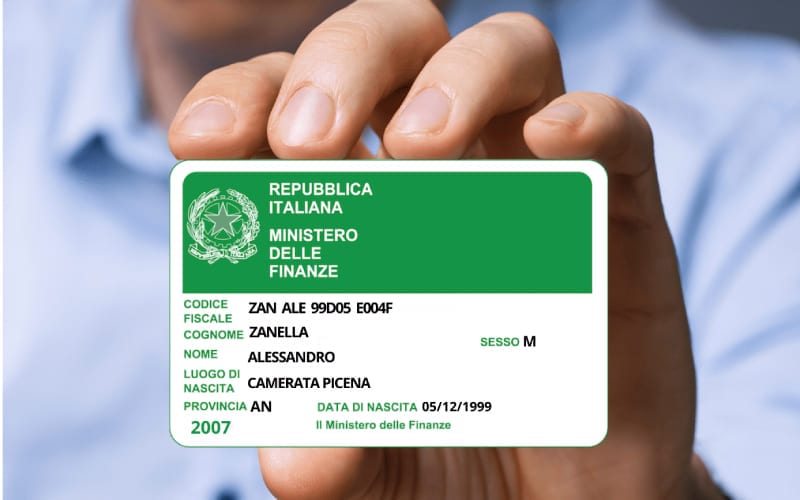 Un homme montrant une carte avec son Codice Fiscale en Italie. 
