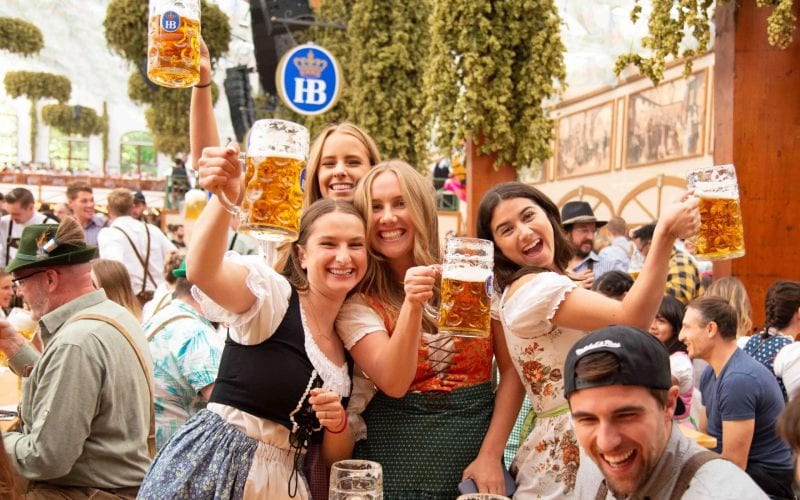 Célèbre fête en Allemagne où les jeunes boivent de la bière