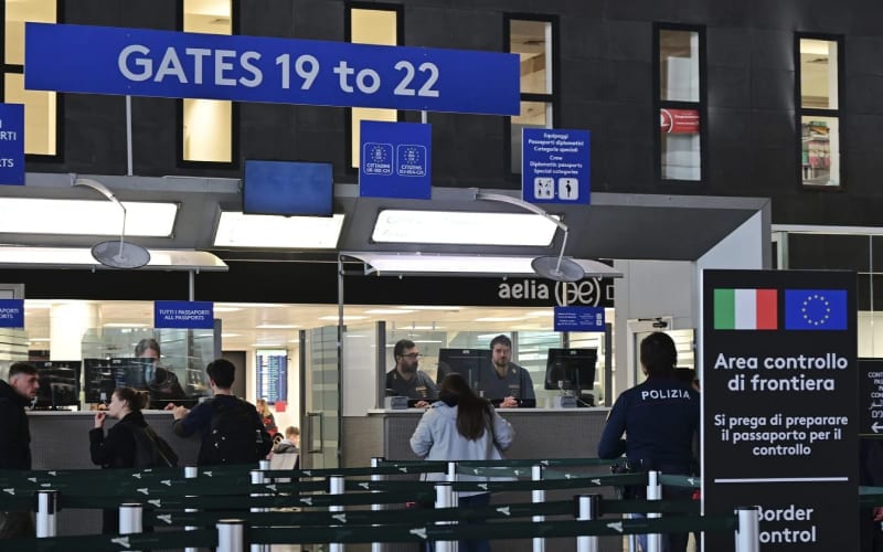 Contrôle immigration à l'aéroport en Italie. 