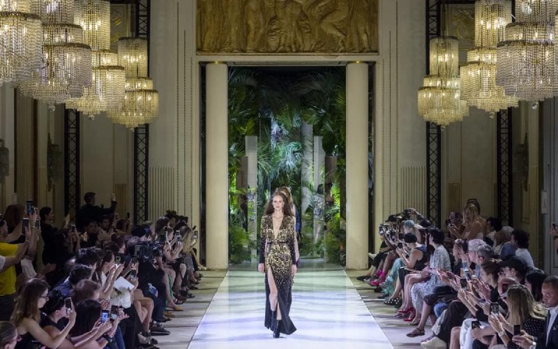 Un défilé de haute couture italienne. 