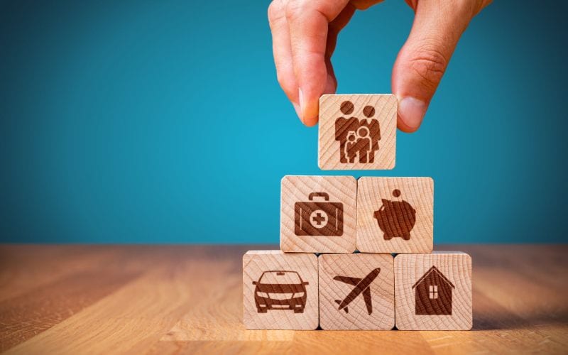 Dés sur table avec symboles.