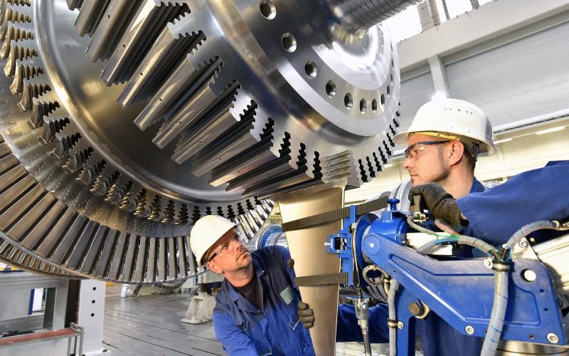 Deux hommes ingénieurs en train de travailler