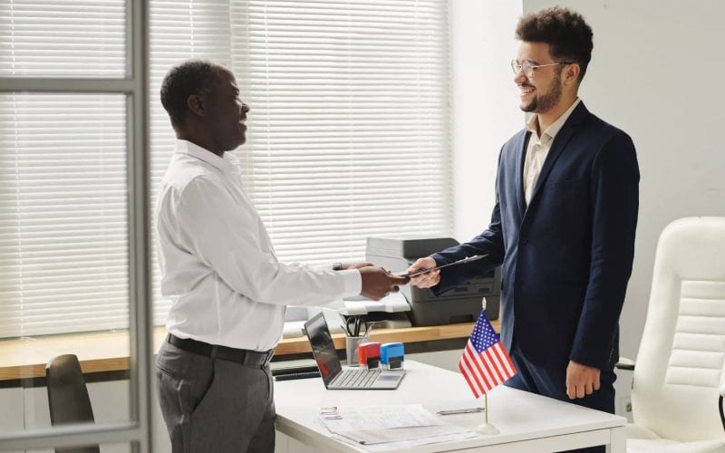 Deux professionnels au travail aux Etats-Unis. 