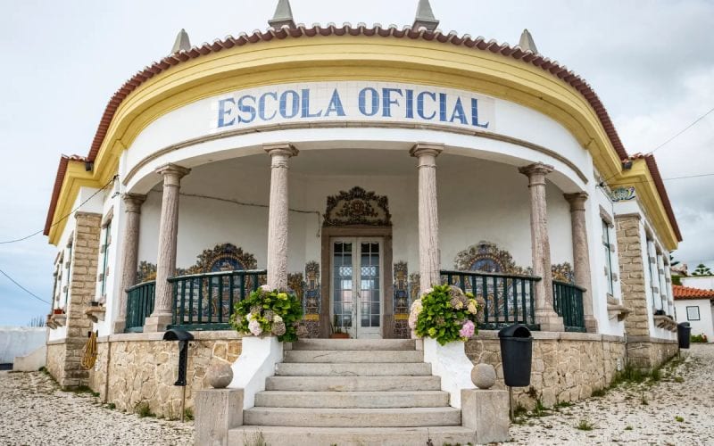 Façade d'une école traditionnelle au Portugal.