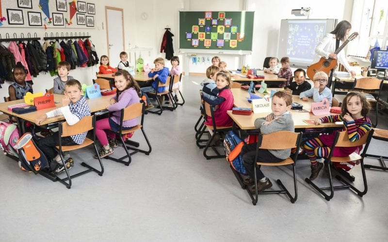 Enfants dans une école en Belgique en train d'écouter les cours. 