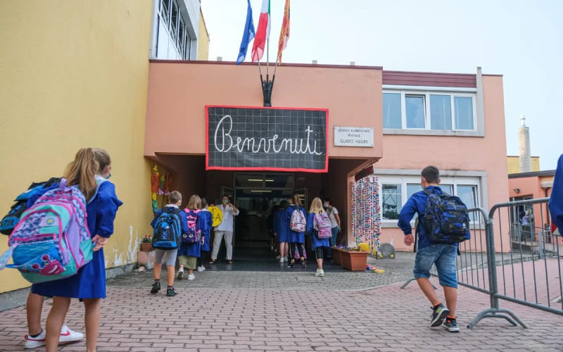 Enfants entrant dans une école primaire italienne. 