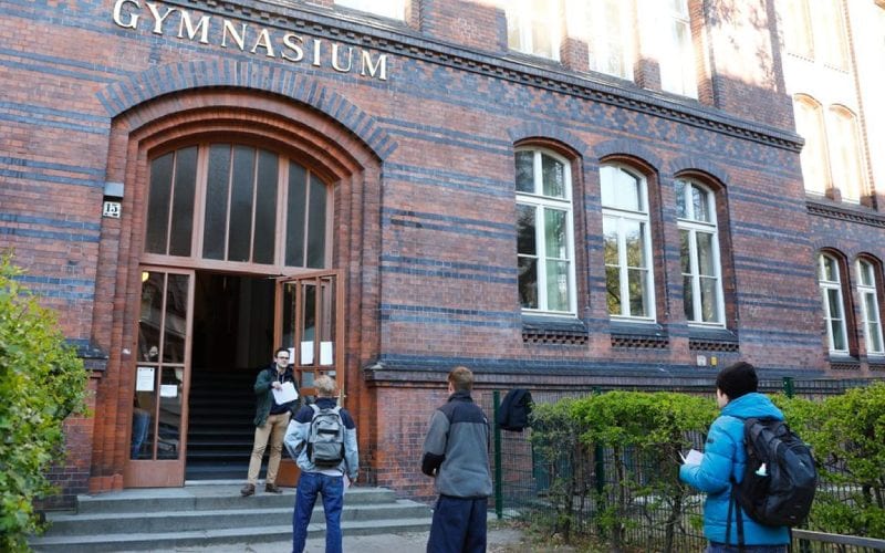 Plusieurs enfants arrivant pour le début de l'école en Allemagne. 