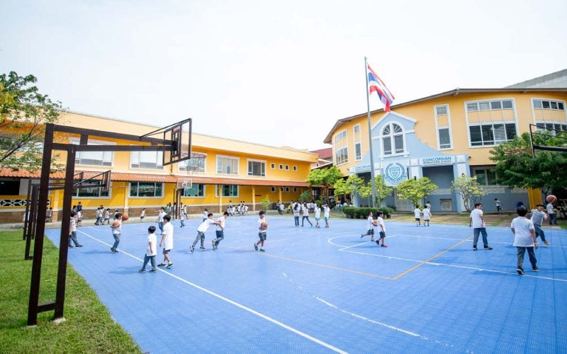 Des enfants jouant dans une école internationale en Thaïlande, à Bangkok. 