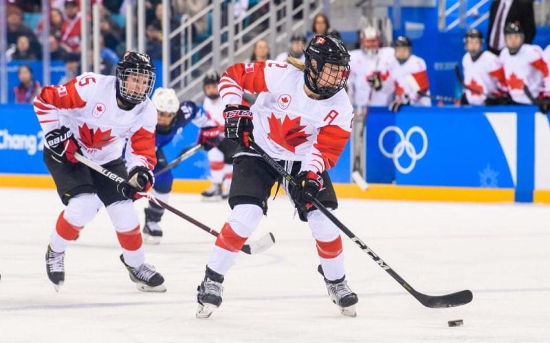 Equipe nationale d'hockey sur glace du Canada en pleine action. 