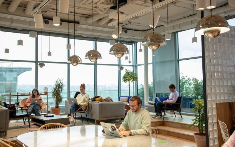 Espace de télétravail pour des jeunes entrepreneurs