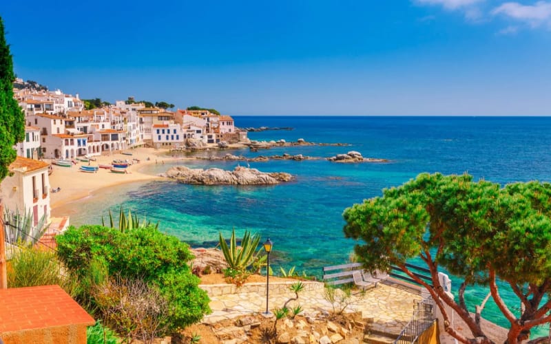 Vue sur une plage paradisiaque en Espagne. 