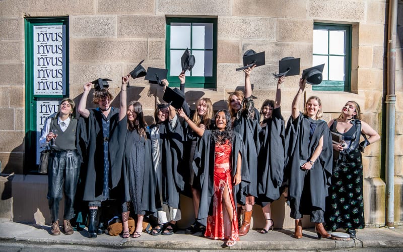 Etudiants australiens diplômés heureux. 