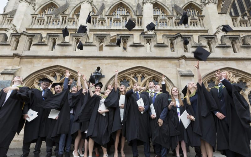 Des étudiants diplômés heureux. 