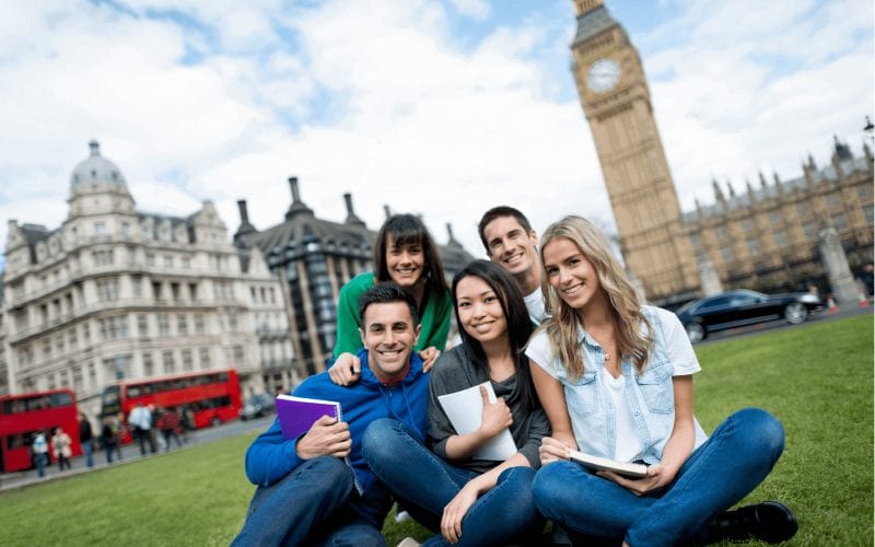 Un groupe d'étudiants au royaume uni. 