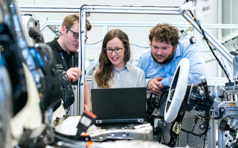 Des étudiants travaillant au Canada. 