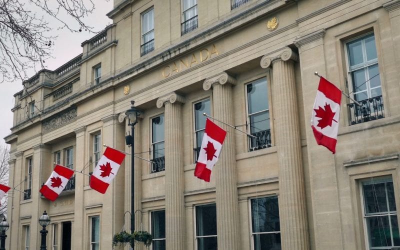 Façade de l'ambassade du Canada en France. 