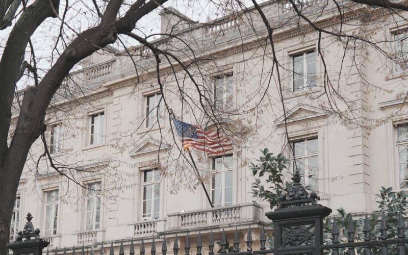 Façade de l'ambassade des Etats-Unis en France. 