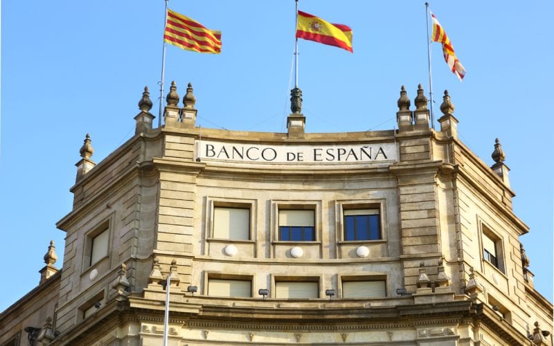 Façade de la banque d'Espagne ensoleillée. 