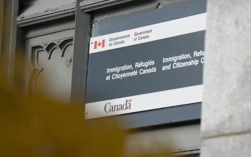 La façade d'un bureau d'immigration au Canada. 