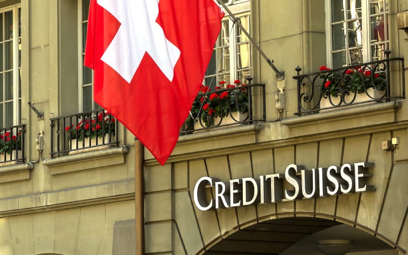 Façade du crédit suisse avec le drapeau de la Suisse. 