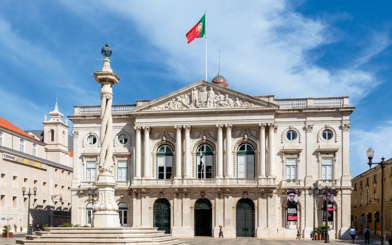 Façade d'une mairie au Portugal sous un ciel bleu. 