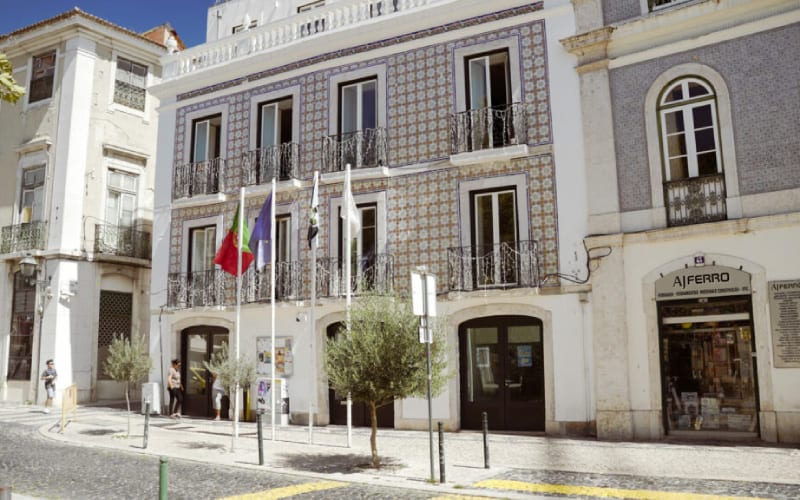 Façade d'une mairie traditionnelle au Portugal. 