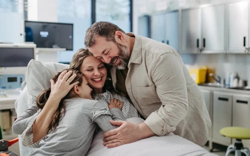 Famille soulagée à l'hôpital au Luxembourg. 