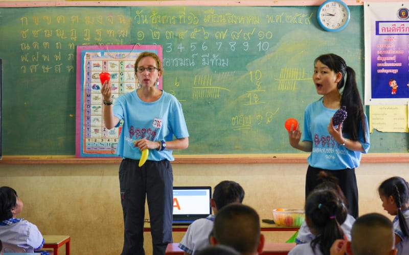 Une femme enseignant le français dans une école en Thaïlande. 
