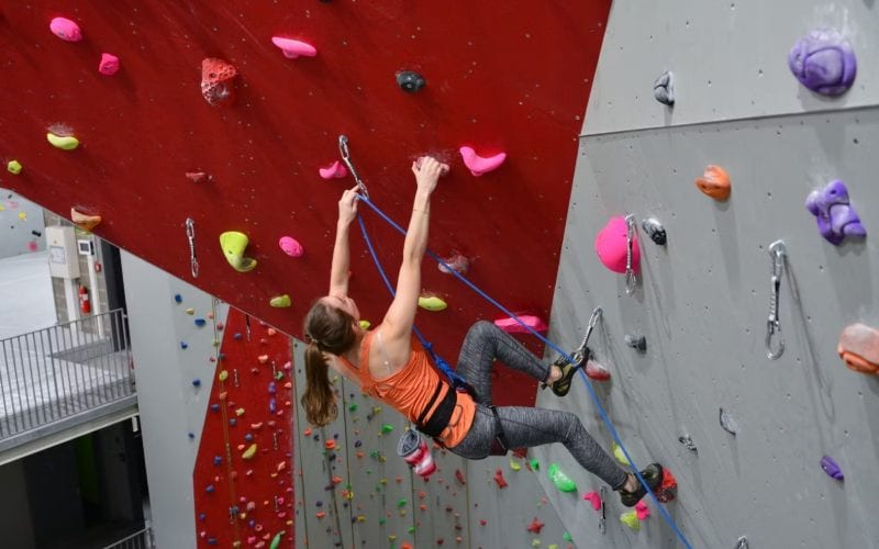 Femme faisant de l'escalade au Luxembourg. 