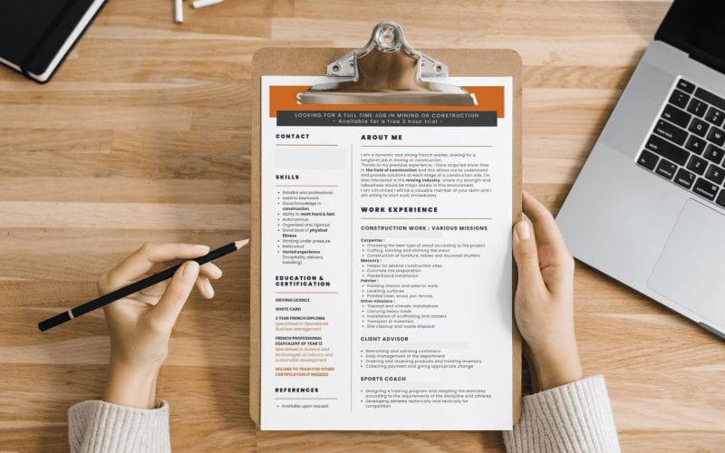 Une femme écrivant son CV pour travailler en Australie. 