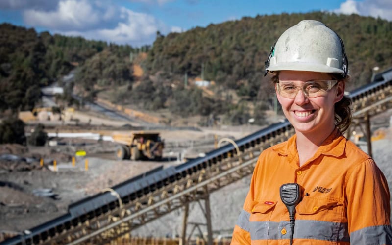 Une femme heureuse de travailler dans les mines en Australie. 