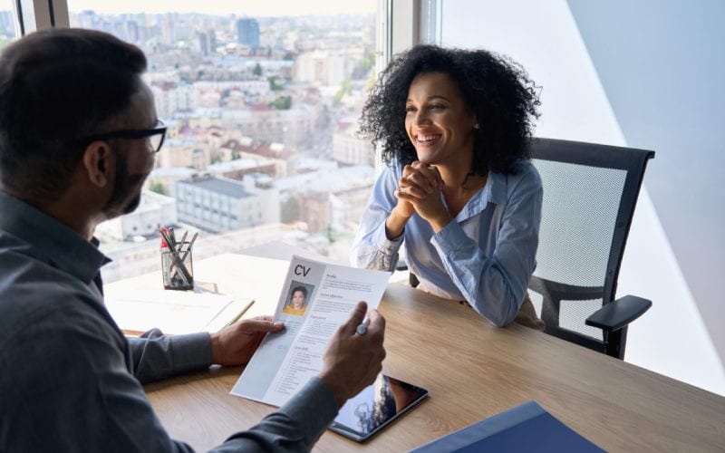 Une femme passant un entretien d'embauche en Allemagne. 