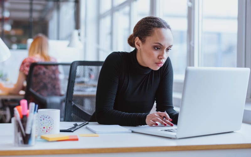 Une femme travaillant au Canada dans un bureau. 