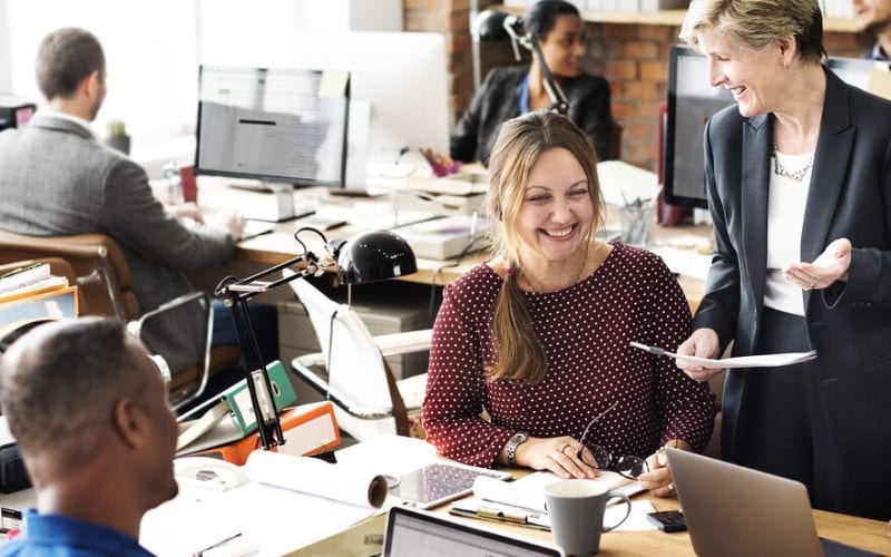 Femmes heureuses au travail aux états unis. 
