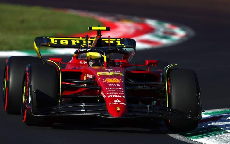 Une Formule 1 Ferrari sur circuit. 