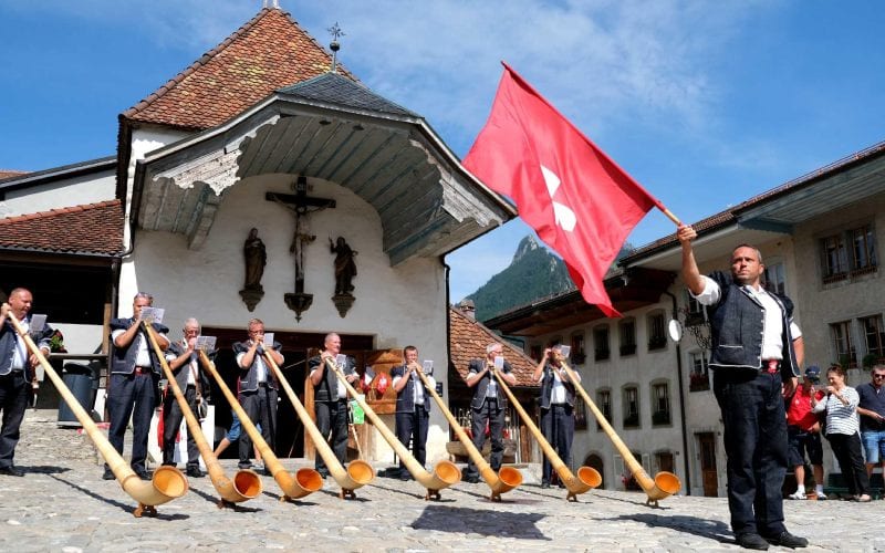 Fête traditionnelle en Suisse avec musiciens. 