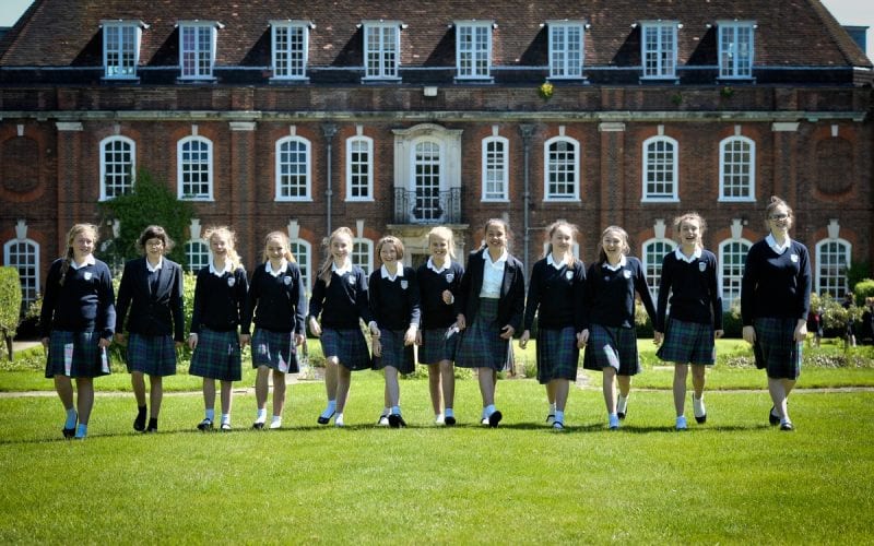 Photo de plusieurs filles dans un parc d'une école anglaise. 