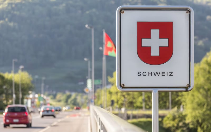 Frontière franco-suisse avec panneau indiquant le passage en Suisse. 