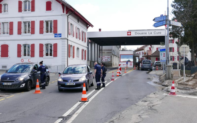 Photo d'un passage douanier à la frontière franco-suisse. 