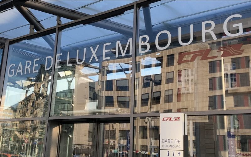 Entrée avec verrière de la gare de Luxembourg. 