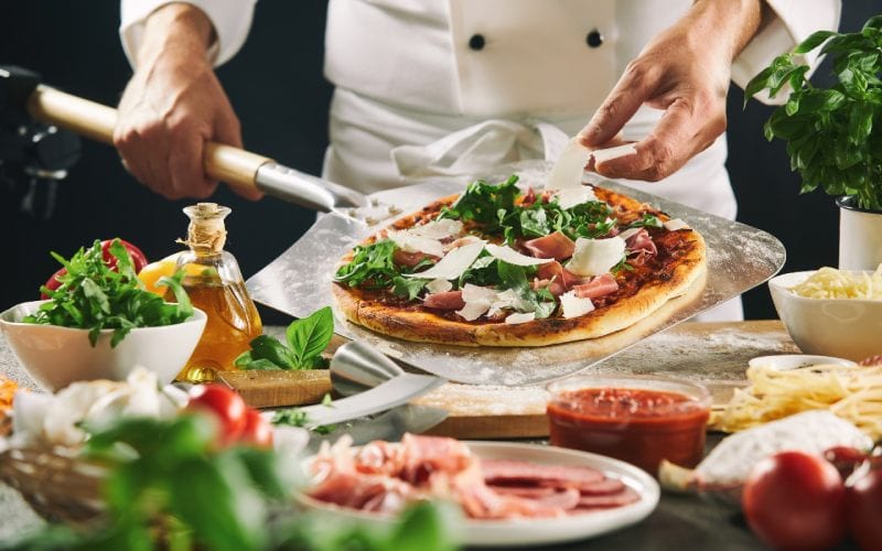 Un homme cuisinant une pizza italienne authentique. 