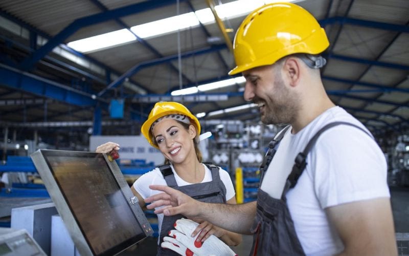 Un homme et une femme ingénieurs travaillant ensemble. 