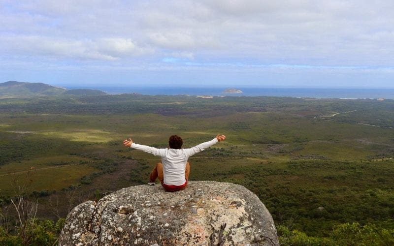 Homme heureux dans en  haut d'une montage dans une région rurale en Australie. 