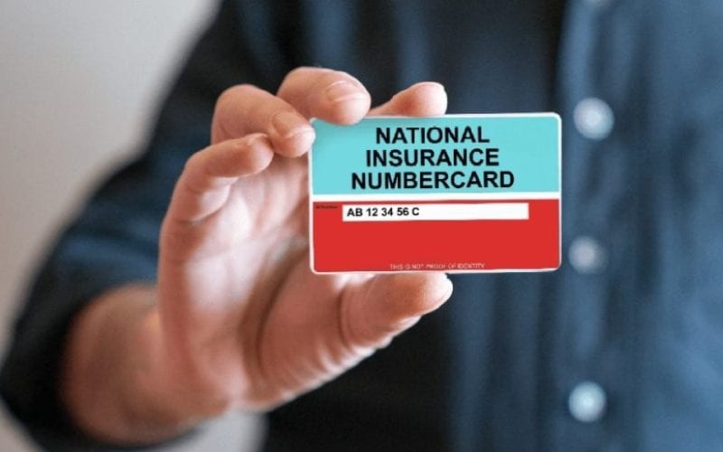 Homme montrant une carte administrative contenant le NIN, numéro important d'identité en Angleterre. 